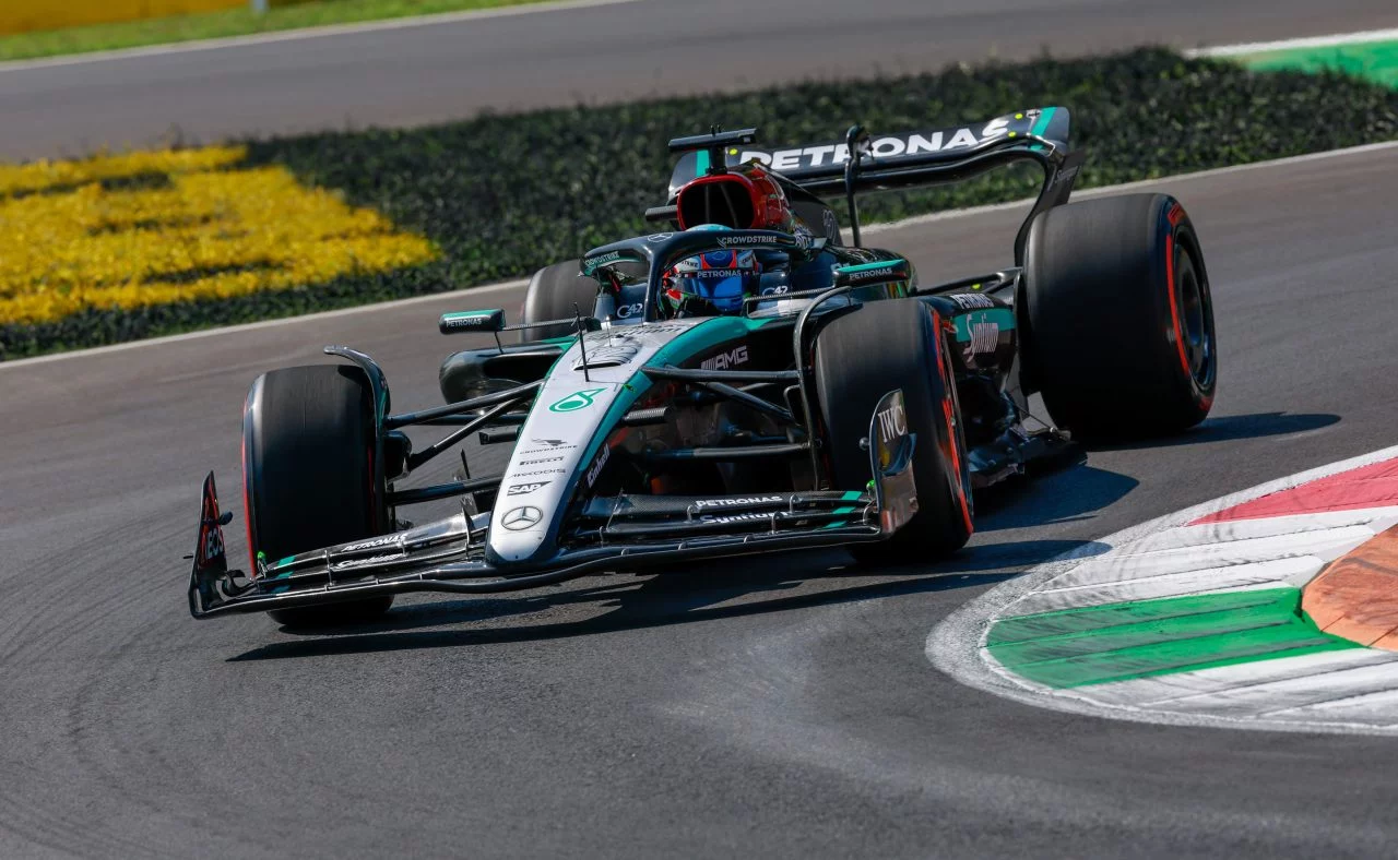 El Mercedes-AMG F1 en acción, mostrando su aerodinámica lateral y neumáticos.