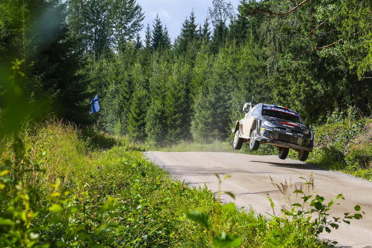 Sébastien Ogier en su Toyota Yaris WRC dominando la etapa finlandesa