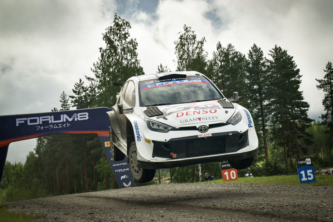 Toyota Yaris WRC en pleno salto en el Rally de Finlandia.