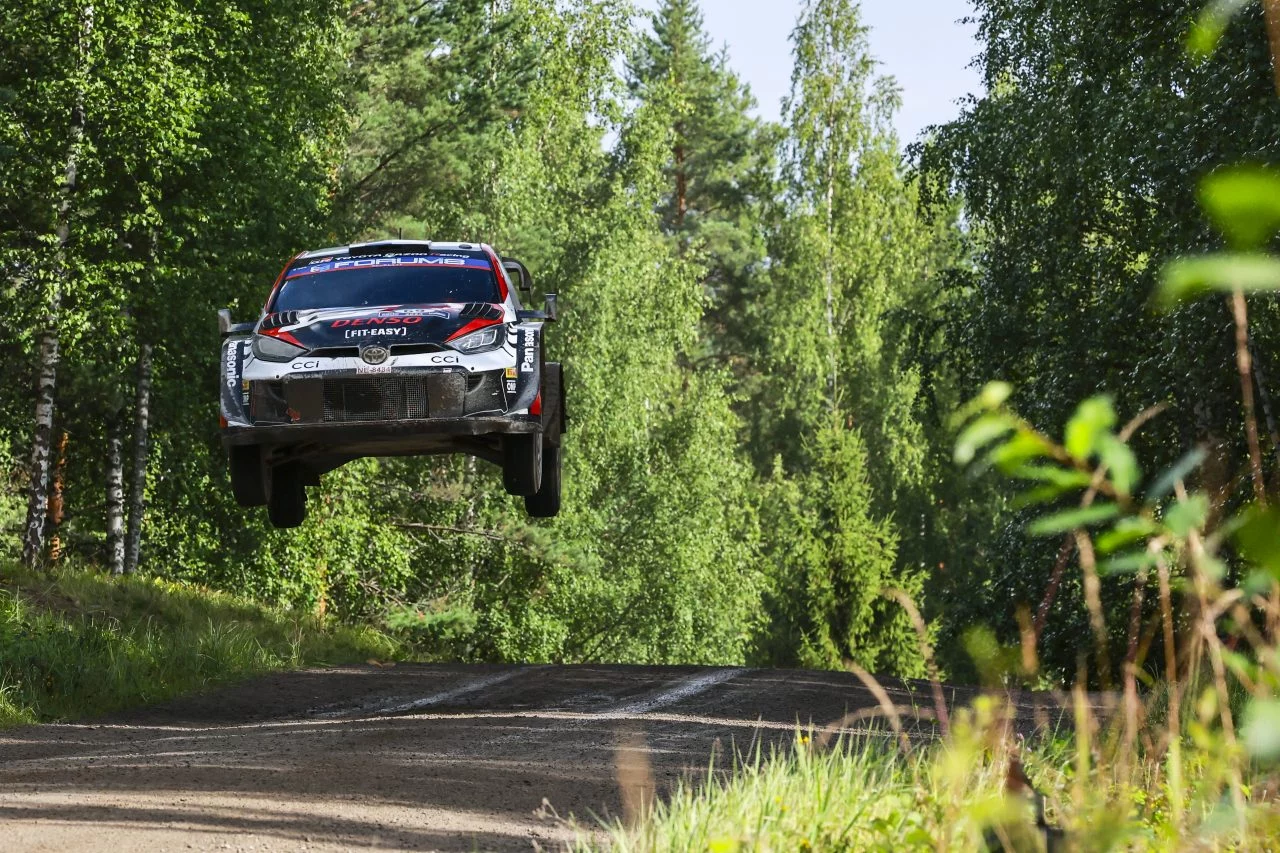 Kalle Rovanperä domina en el aire con su Toyota en el Rally de Finlandia.