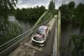 Toyota Yaris WRC cruzando un puente en el Rally de Finlandia