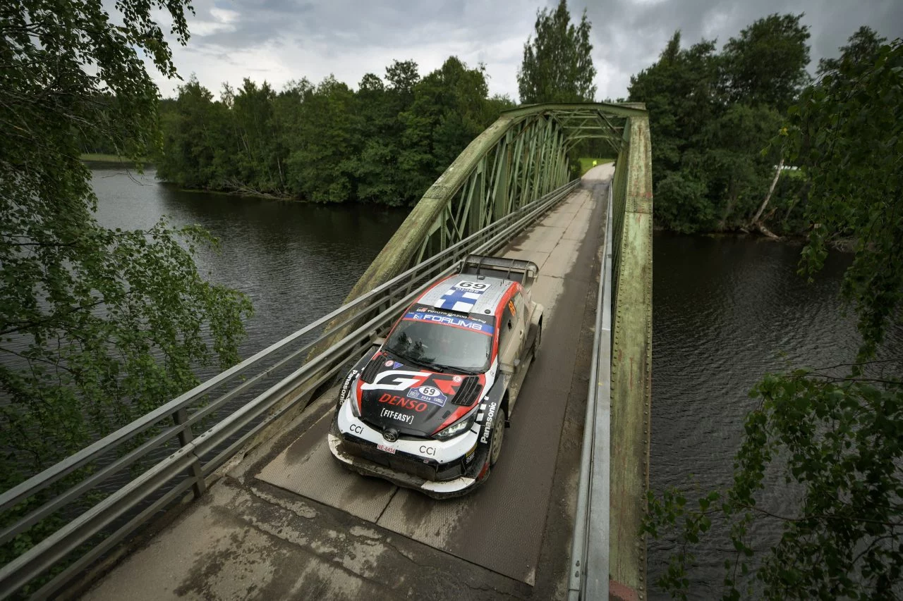 Toyota Yaris WRC cruzando un puente en el Rally de Finlandia