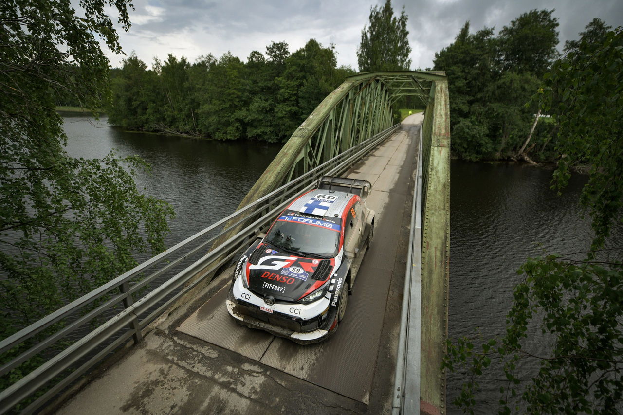 Toyota Yaris WRC cruzando un puente en el Rally de Finlandia