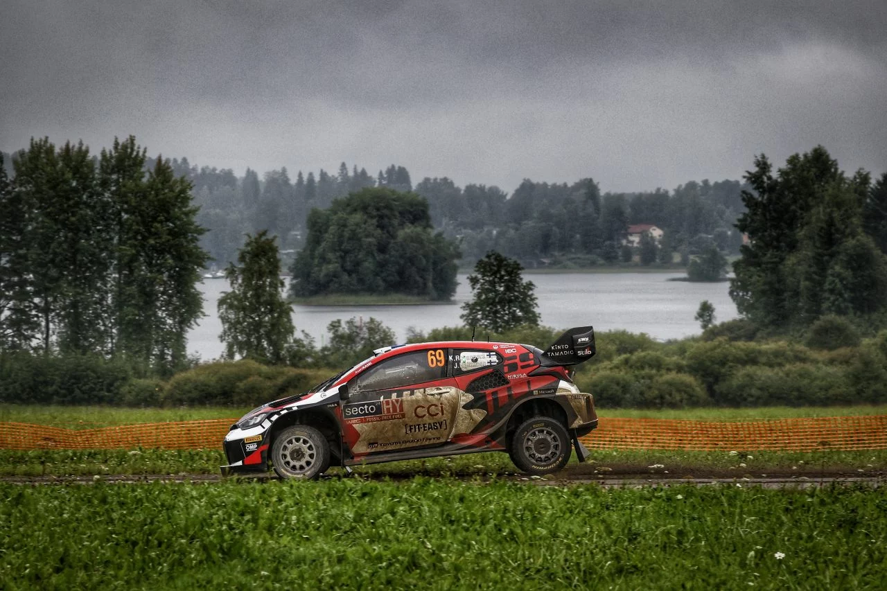 Kalle Rovanperä al mando en el Rally de Finlandia, demostrando habilidad y velocidad.