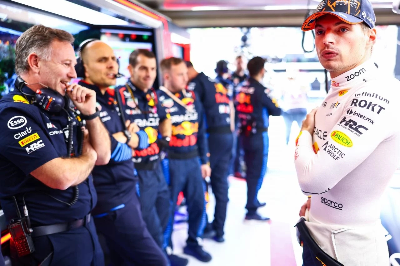 Max Verstappen contempla, con gesto concentrado, el panorama de boxes.