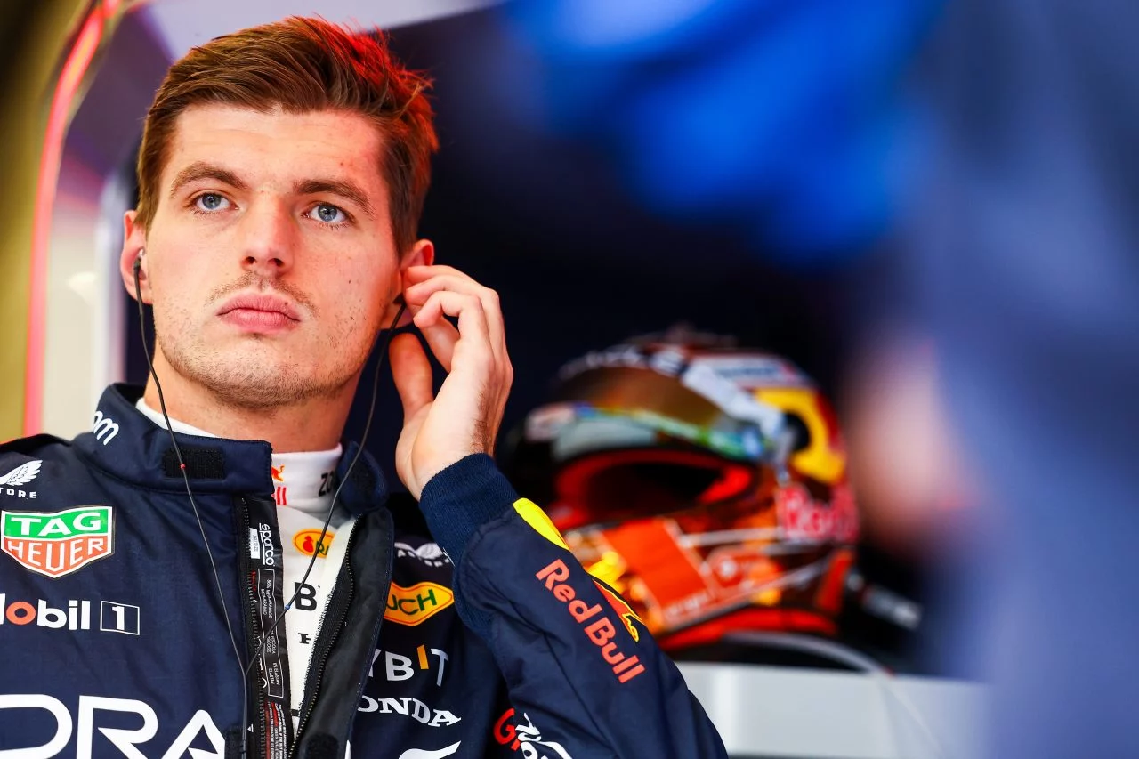 Max Verstappen, concentrado, se prepara para afrontar la segunda mitad de su carrera en F1.