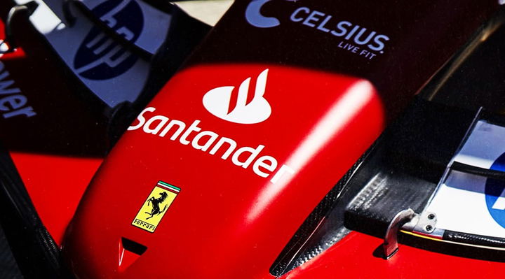 Detalle de la librea de Scuderia Ferrari con el logo de Banco Santander.