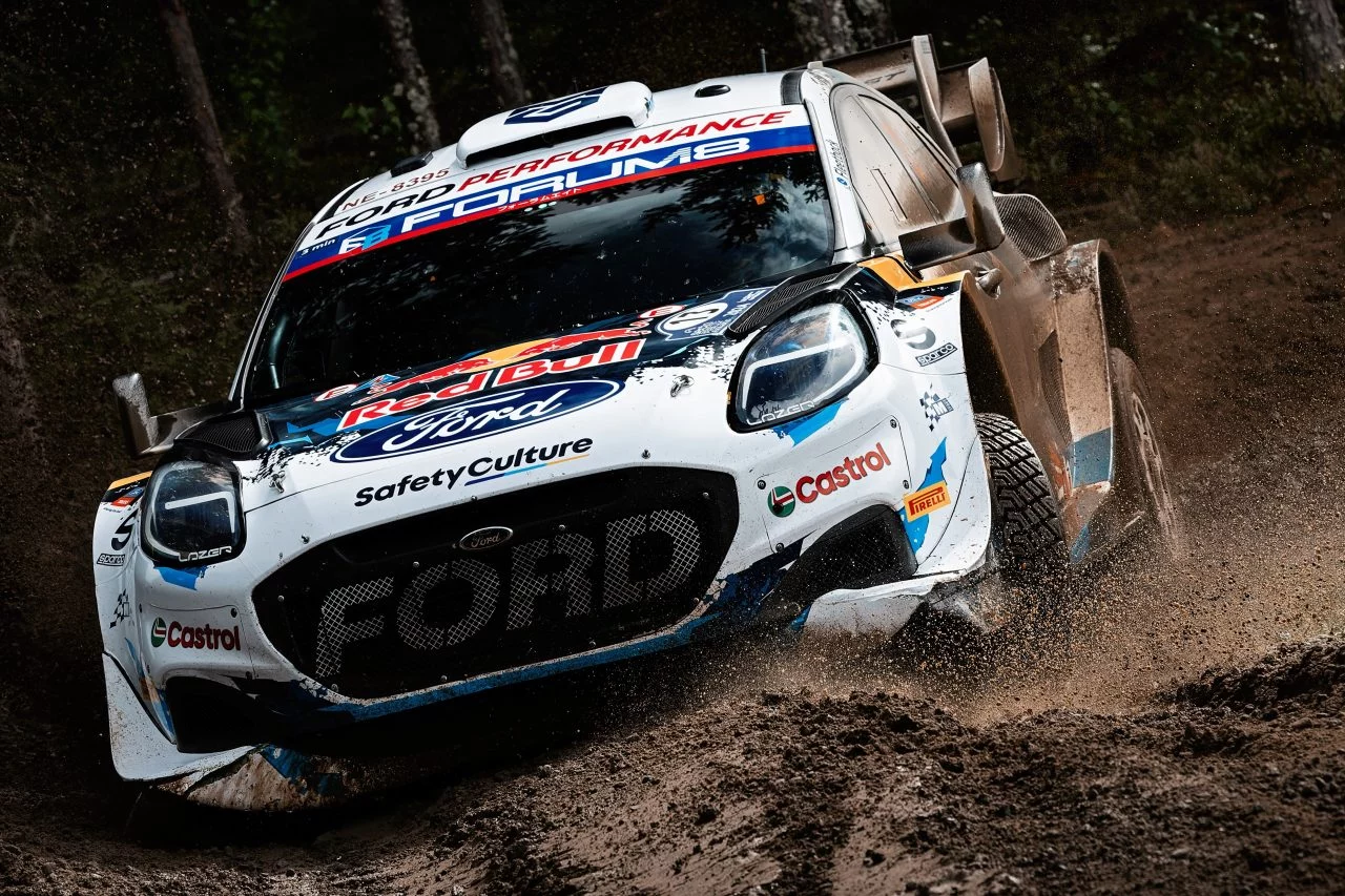 Ford Fiesta WRC derrapando con destreza en el Rally de Finlandia