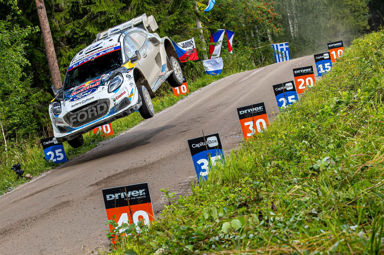 Ford Fiesta WRC en acción en el Rally de Finlandia, mostrando una impresionante habilidad en los saltos.