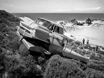 Innovador vehículo de hace 70 años con ruedas gigantes para terrenos difíciles.