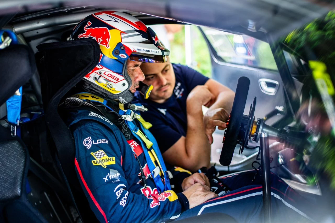 Sébastien Loeb al volante del Alpine A110 GT+ concentrado antes del rally.