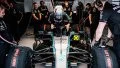 Antonelli al volante del imponente Mercedes F1 de 2025 preparándose para rodar en pista.