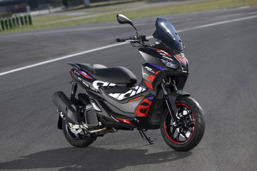 Nueva Aprilia SR GT Réplica luce decoración 2024 dinámica y deportiva.