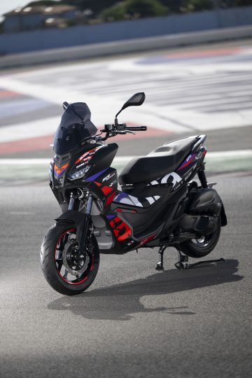 La Aprilia SR Réplica muestra su nueva decoración 2024 con estilo agresivo y deportivo