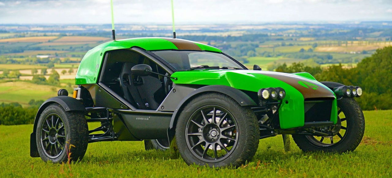 Vista lateral del Ariel E-Nomad, mostrando su diseño robusto y atrevido.