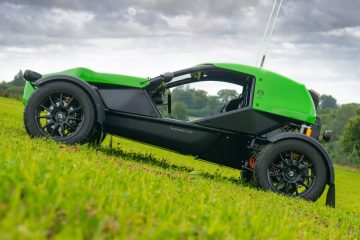 Lateral del Ariel Nomad eléctrico en entorno natural, mostrando su diseño robusto y moderno.