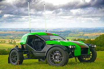 Vista lateral del Ariel Nomad eléctrico revelando su diseño aventurero y robustez.