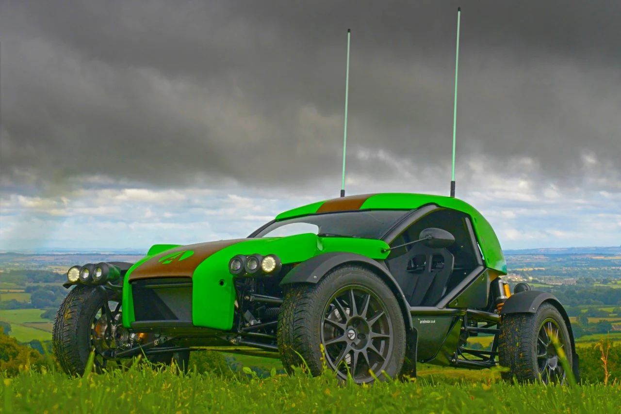 Vista lateral del Ariel E-Nomad, mostrando su diseño robusto y líneas futuristas.