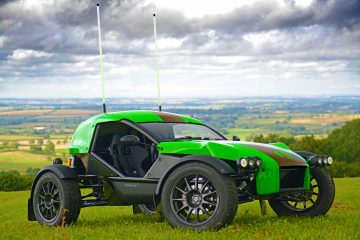 El Ariel E-Nomad capturado en una pose dinámica destacando sus líneas y su naturaleza aventurera.