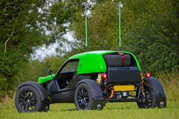 Vista trasera y lateral de un Ariel E-Nomad, mostrando su estética robusta y futurista.