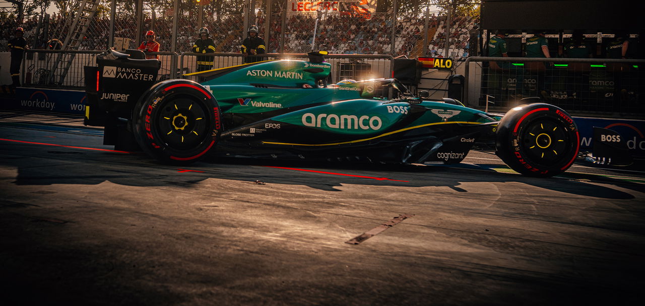 Aston Martin en penumbra, reflejando el desempeño de Alonso en la pista.