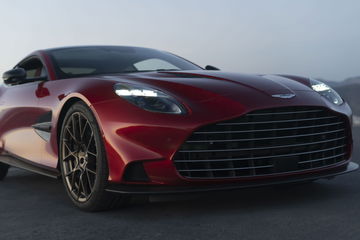 Vista frontal del Aston Martin Vanquish 2024, destacando su potente V12.