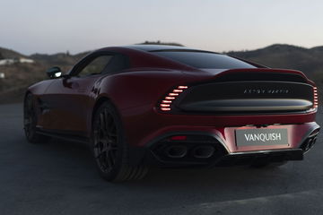 Perfil trasero del Aston Martin Vanquish 2024 destacando su diseño aerodinámico