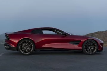 Perfil del nuevo Aston Martin Vanquish con silueta musculosa y llantas imponentes.