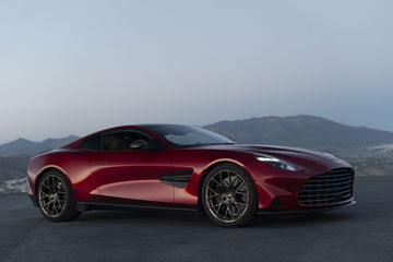 Aston Martin Vanquish 2024 rojo perfil lateral elegante.