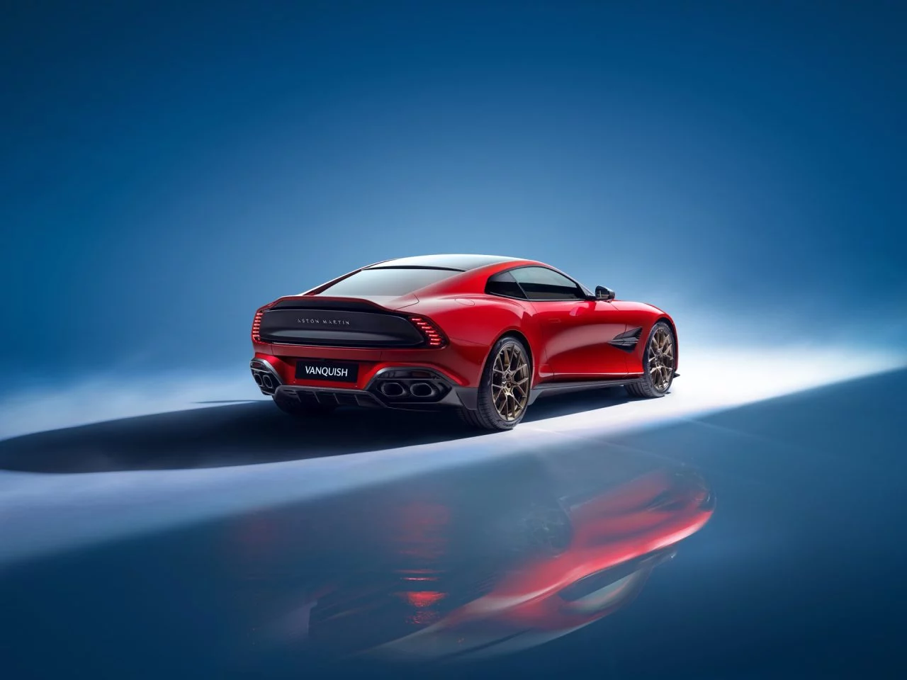 Aston Martin Vanquish mostrando su poderío y diseño impactante.