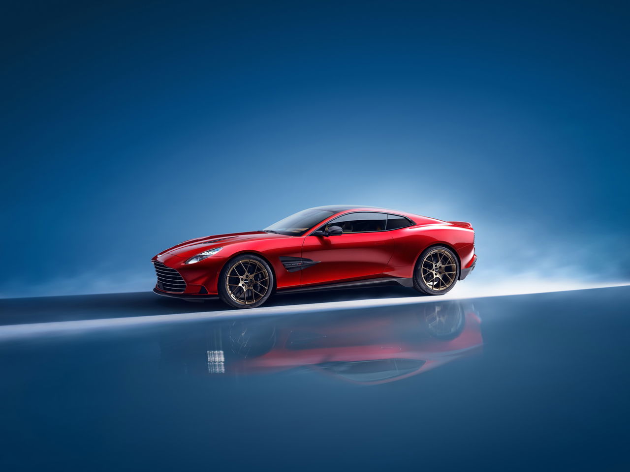 El Aston Martin Vanquish 2024 irradia elegancia y poder con su perfil lateral.