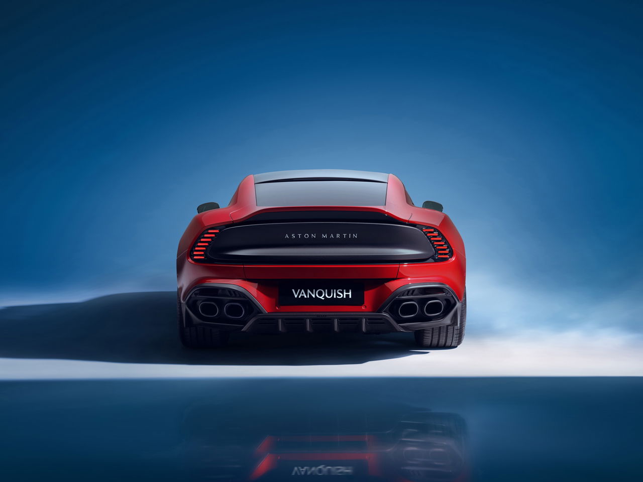 Vista trasera del Aston Martin Vanquish 2024 destacando su imponente diseño y tecnología LED