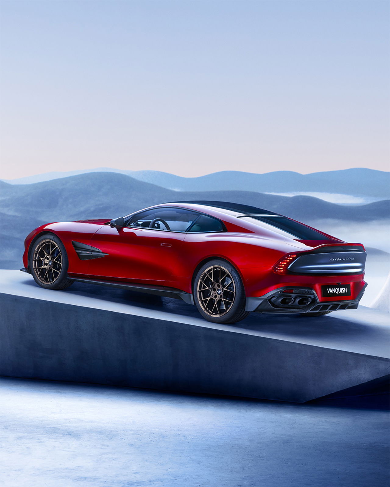 El Aston Martin Vanquish 2024 luce un perfil lateral impactante.