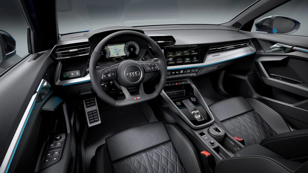 Vista del habitáculo del Audi A3 TFSI e que destaca su elegancia y ergonomía.