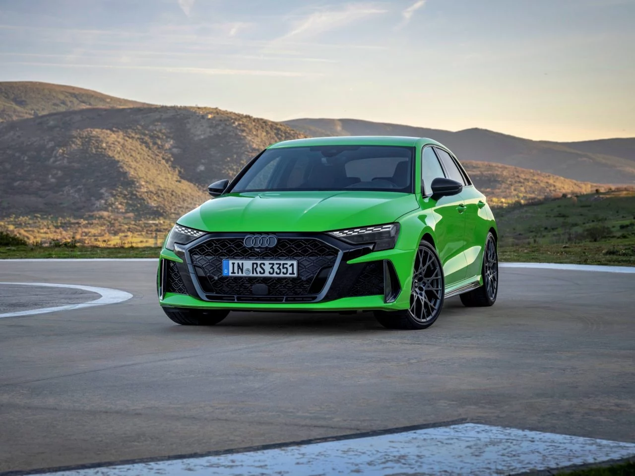 Vista frontal y lateral del Audi RS3 2025 que muestra su diseño agresivo y dinámico.