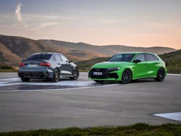 El Audi RS3 muestra su línea lateral evolucionada con un diseño más agresivo.