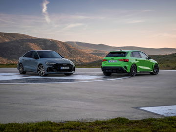 Vista dinámica del Audi RS3 destacando su línea y diseño agresivo.