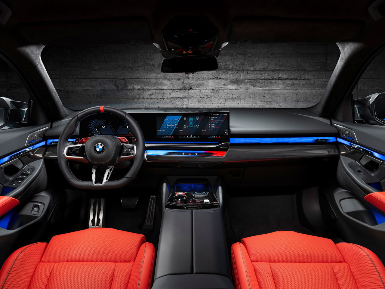 Acabados premium y tecnología avanzada definen el interior de este BMW M5 Touring.