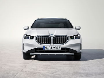 Vista frontal que muestra la imponente parrilla y faros del BMW Serie 5 Touring 2024.