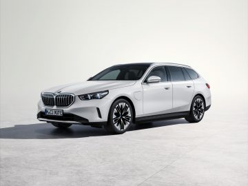 El BMW Serie 5 Touring muestra su elegante perfil lateral con diseño dinámico.