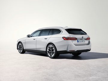 Visión trasera y lateral del BMW Serie 5 Touring, mostrando su diseño y capacidad de carga.