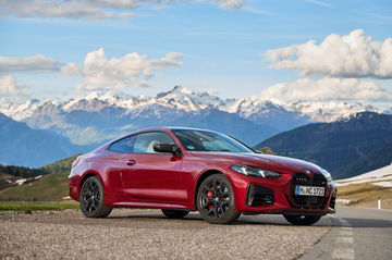 Silueta seductora del nuevo BMW Serie 4 coupé rojo dinámico y elegante.