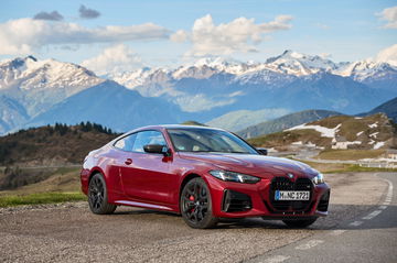 BMW Serie 4 M440i Coupé posando majestuoso ante montañas nevadas