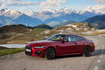 BMW Serie 4 M440i Coupé en un paisaje montañoso, expresando elegancia y potencia.