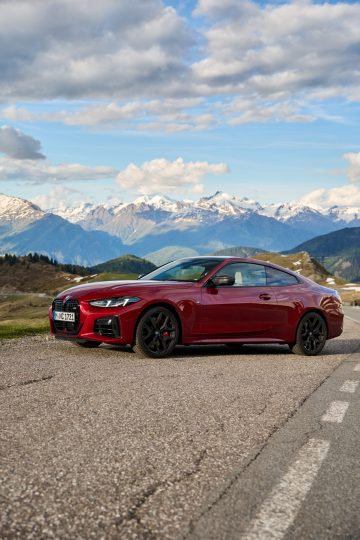 BMW Serie 4 M440i Coupé 2024 posando con elegancia ante un paisaje montañoso.