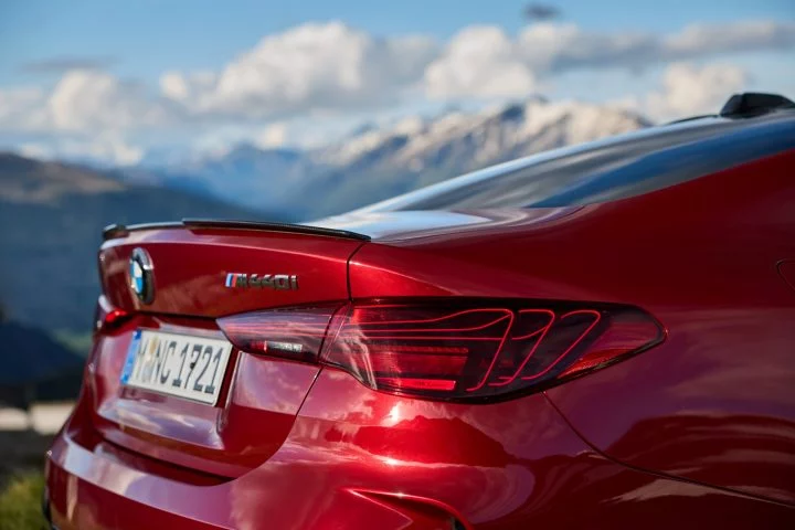 Vista trasera y lateral del BMW Serie 4 M440i Coupe, destacando su dinámica silueta.