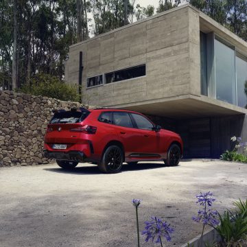 Vista lateral del BMW X3 con paquete M Performance, realzando su deportividad.