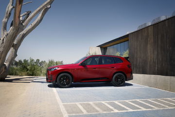 Vista lateral del BMW X3 M Performance en rojo destacando su línea deportiva.