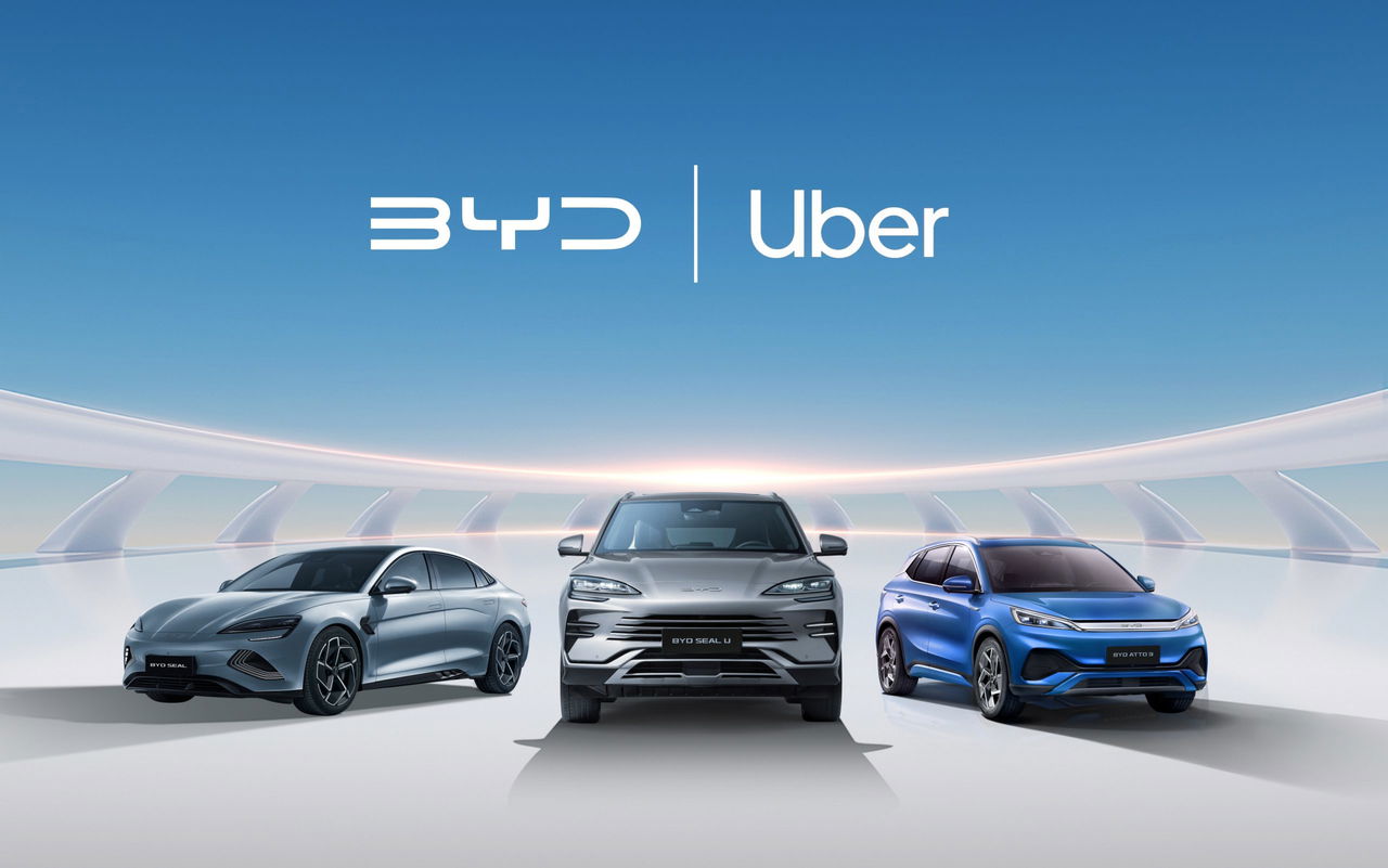 La asociación entre BYD y Uber con modelos expuestos de frente y de perfil.