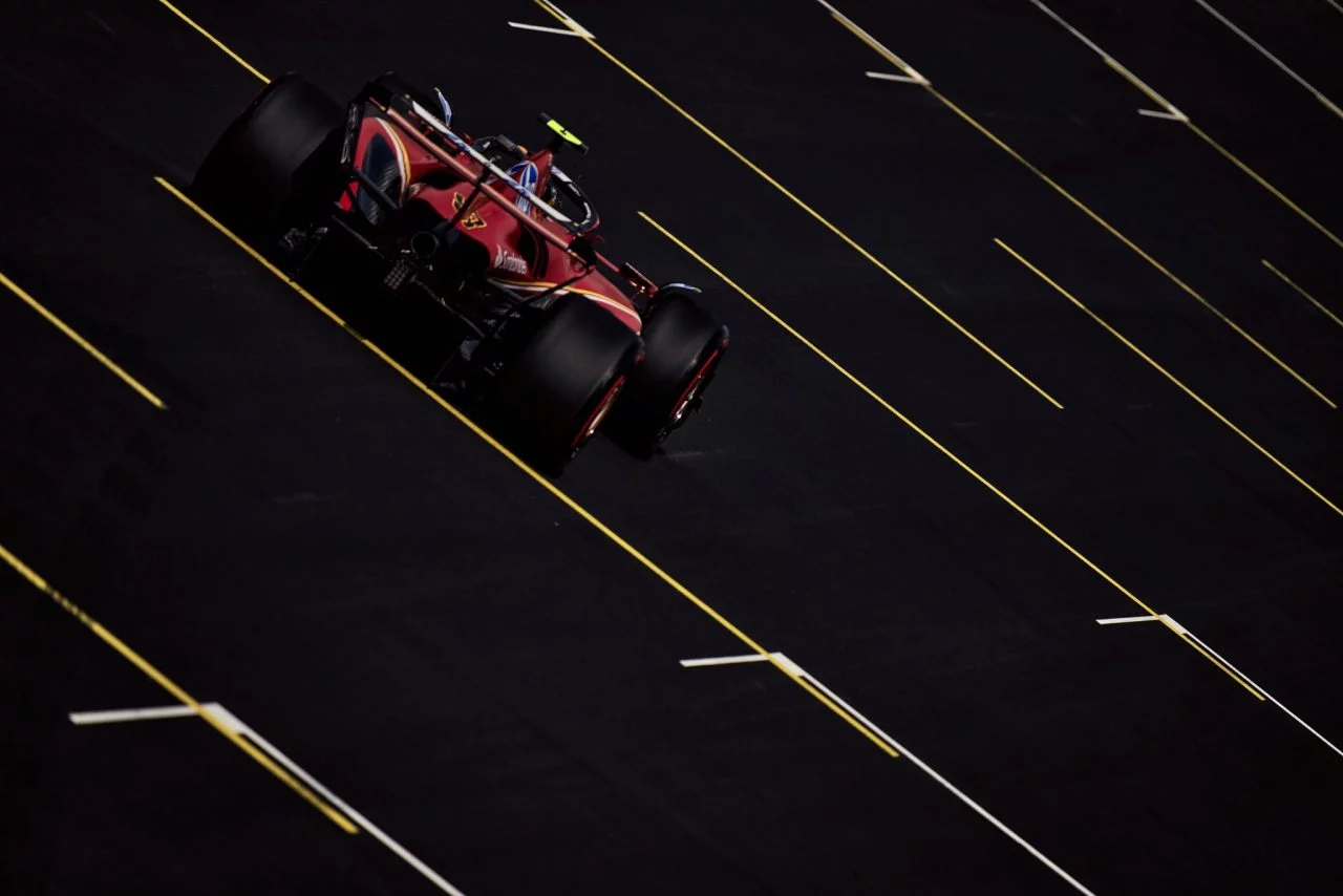 Carlos Sainz a bordo de su bólido rojo durante la clasificación en Monza.